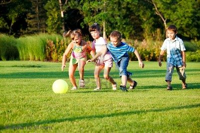 El sedentarisme, ja està demostrat que no és bo, però les tecnologies estan aquí llavors és important que aprenem a conviure amb elles, els nens poden jugar a la play?, clar que si, però mesurem el temps. Igual que els adults, els nens necessiten fer exercici. La majoria dels nens necessita, almenys, una hora d’activitat física cada dia. Els nens amb un bon volum d’activitat física tenen una major capacitat de concentració. Combinar l’activitat física regular amb una dieta saludable és fonamental per aconseguir un estil de vida saludable.